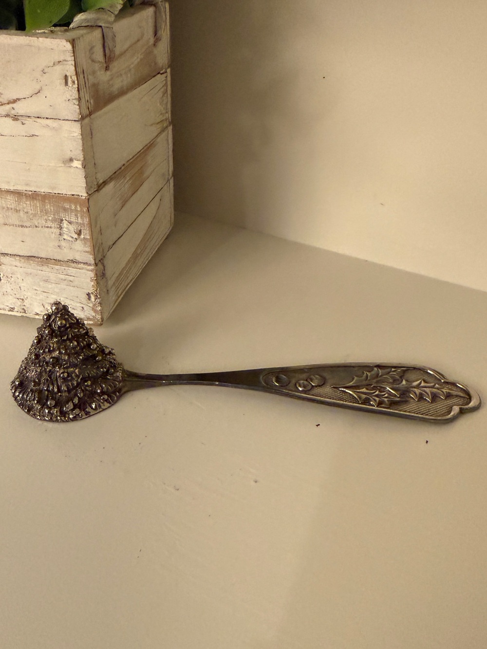 Vintage Wallace Silversmiths Christmas Holly Berry Pinecone Candle Snuffer USA